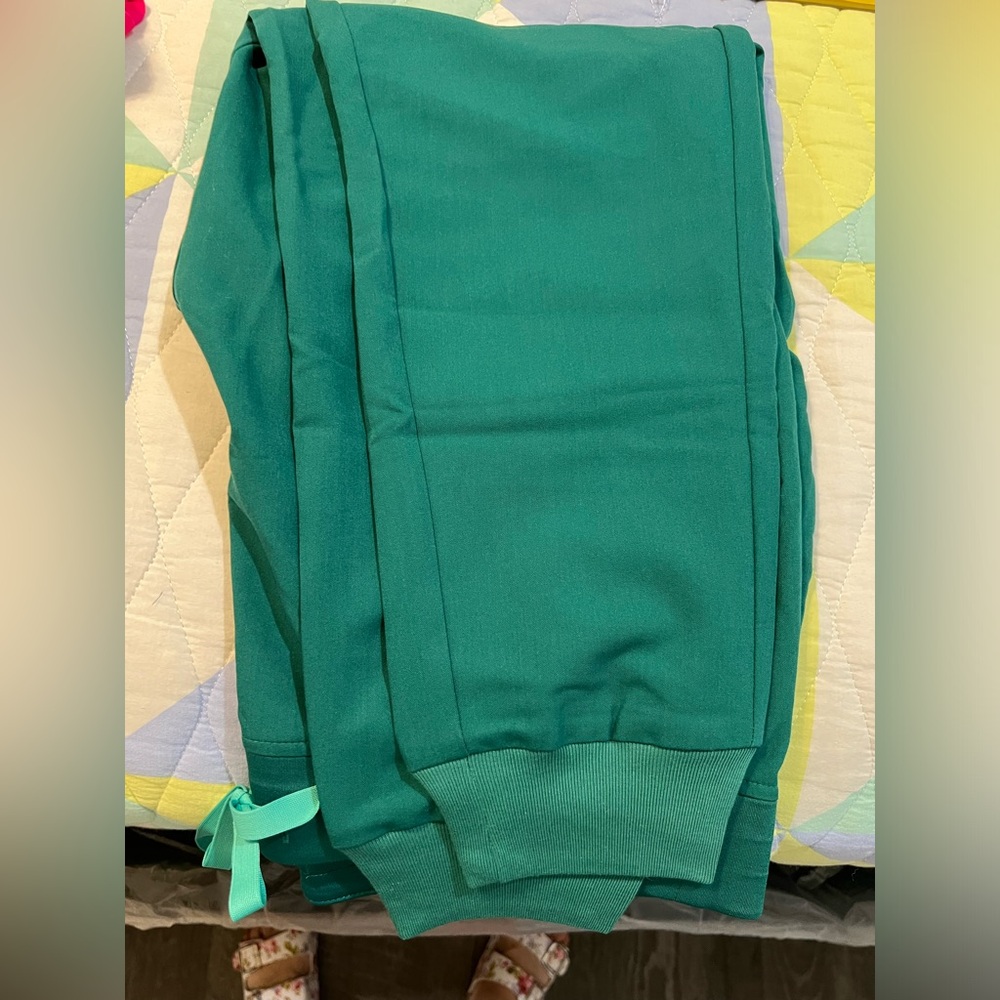 FIGS Hunter Green Zamora medium petite